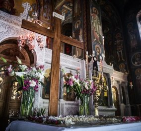 Φωτορεπορτάζ: M. Παρασκευή τον καιρό του κορωνοϊού - Επιτάφιοι & αποκαθήλωση χωρίς πιστούς στις εκκλησίες της Ελλάδας