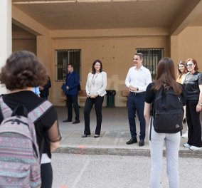 Ο Κυριάκος Μητσοτάκης & η Νίκη Κεραμέως επισκέφθηκαν Γυμνάσιο στο Παγκράτι - «Περάσατε με άριστα τις εξετάσεις υπευθυνότητας» (φωτό - βίντεο) 