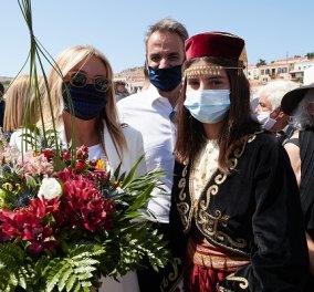 Στη Χάλκη ο Κυριάκος Μητσοτάκης & η σύζυγός του - Με μάσκες το πρωθυπουργικό ζεύγος, η casual chic εμφάνιση της Μαρέβας (φωτό - βίντεο) 