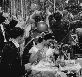 Vintage Πρωτοχρονιές: Όταν οι άνθρωποι γλεντούσαν, γελούσαν, χόρευαν - Ανέμελα, ασπρόμαυρα κλικς (φωτό)