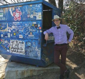 Καθηγητής Πανεπιστημίου ζει σε κάδο σκουπιδιών! Χρειάζεται μόλις 4 παντελόνια, 3 πουκάμισα & 2 παπιγιόν! (Φωτό - Βίντεο)