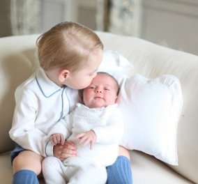 O Πρίγκηπας George με την αδελφούλα του Charlotte στην πρώτη φωτογραφία τους μαζί 