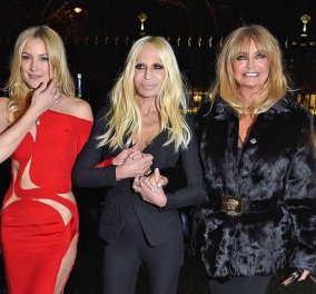 Στην απόλυτα σέξι γυναίκα επιμένει η Donatella Versace που παρουσίασε απόψε τη νέα κολεξιόν της στο Παρίσι!(Slideshow) - Κυρίως Φωτογραφία - Gallery - Video