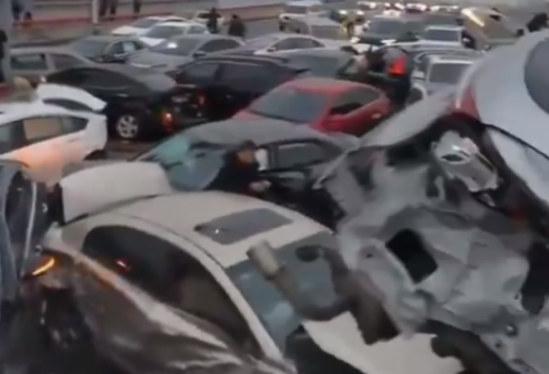 Δείτε βίντεο με απίστευτη καραμπόλα στην Κίνα: Πάνω από 100 αυτοκίνητα έγιναν άμορφη μάζα - Είχε πάγο ο δρόμος - Κυρίως Φωτογραφία - Gallery - Video
