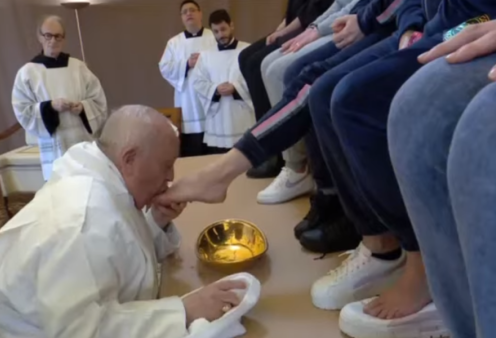 Ο Πάπας Φραγκίσκος σκύβει από το αμαξίδιό του και πλένει τα πόδια 12 γυναικών στις φυλακές – Συγκινητική στιγμή (φωτό & βίντεο)