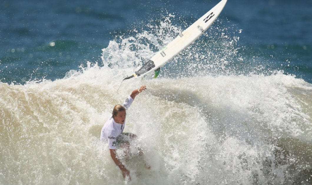 17/2/15: Ο Αυστραλός surfer Ryan Callinan ενώ σκίζει τα κύματα με τη σανίδα του - Απολαύστε τον! Φωτό: C. Spencer/Getty Images