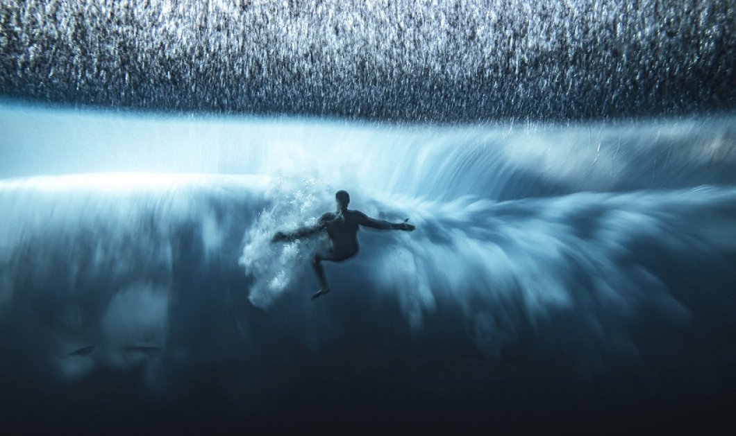 Φωτό ημέρας ο «μοναχικός σέρφερ» του Ben Thouard - πρώτο βραβείο στον διαγωνισμό Ocean Photographer of the Year