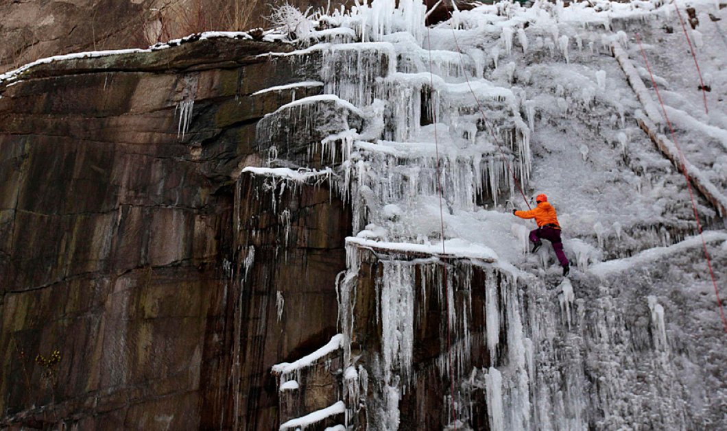 10/2/2015 - Εκπληκτικό στιγμιότυπο με έναν άνδρα να σκαρφαλώνει στον πάγο σε βουνό του Λίμπερετς στην Τσεχία! Picture: DAVID W CERNY/Reuters