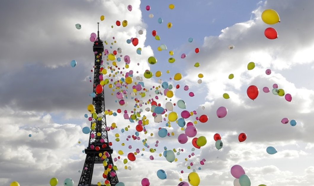01/04/2015 - Eντυπωσιακή φωτό με πολύχρωμα μπαλόνια να πετούν γύρω από τον Πύργο του Άιφελ που έκλεισε τα 126 του χρόνια! REUTERS/Jacky Naegelen