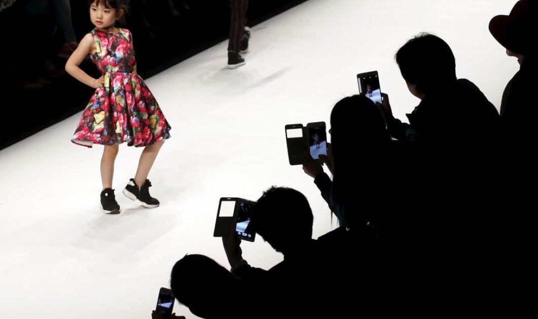 5/4/2015 - Στιγμιότυπο από την παιδική πασαρέλα στο China Fashion Week στο Πεκίνο! REUTERS/Kim Kyung-Hoon