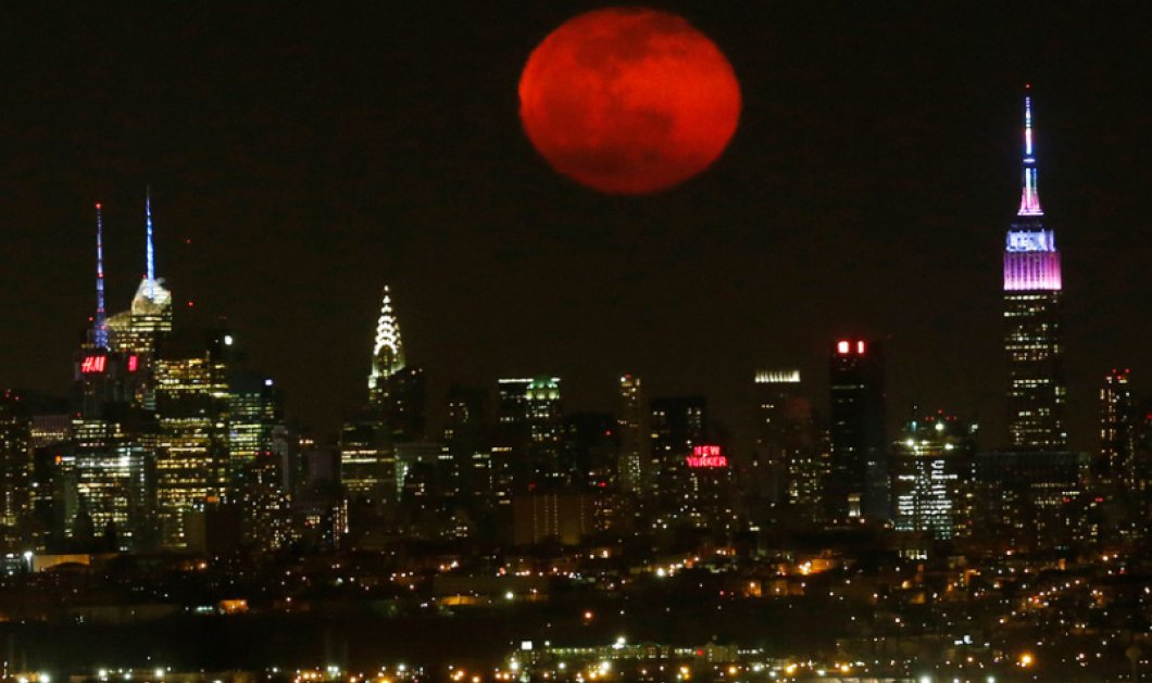 07/04/2015 - Το φεγγάρι είναι κόκκινο - Έλα αγάπη μου και χόρεψε μέχρι αύριο το πρωί... Picture: AP Photo/Julio Cortez