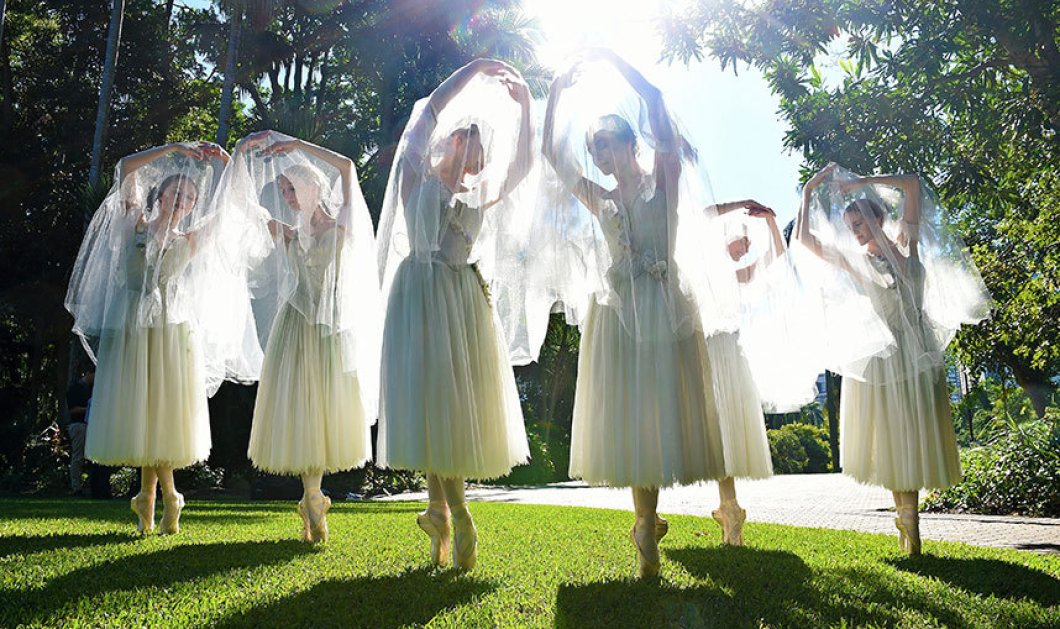 28/5/2015 - Εντυπωσιακή φωτό με χορεύτριες από το Αυστραλιανό μπαλέτο να προσφέρουν μοναδικό θέαμα στους κήπους του Brisbane - Picture: EPA/DAVE HUNT 