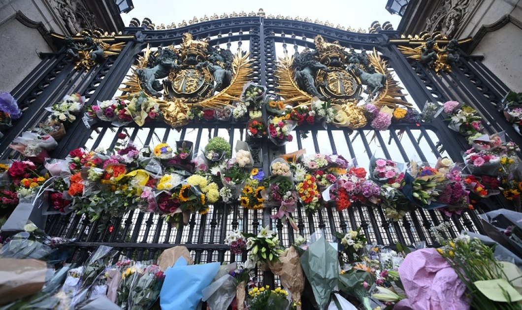 Φωτό ημέρας από το Λονδίνο: Οι Βρετανοί αποχαιρετούν την Ελισάβετ - γεμάτη λουλούδια η πύλη του Μπάκιγχαμ - EPA/Neil Hall