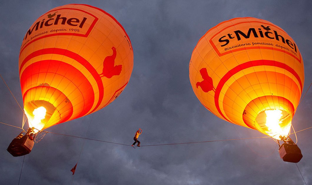 30/9/2015 - Ο τολμηρός Tancrede διασχίζει το σχοινί ανάμεσα σε δυο φλεγόμενα αερόστατα - Picture: Caters