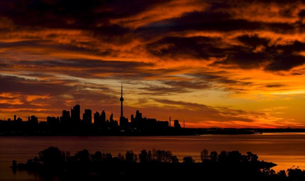22/9/2015 - Ο ήλιος αρχίζει να ανεβαίνει στον ουρανό του Τορόντο - REUTERS / MARK BLINCH