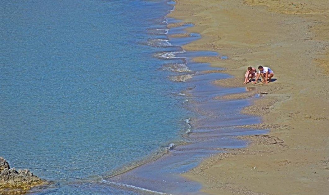 Ανάσα δροσιάς λίγο έξω από την Αθήνα - Λουόμενοι στην παραλία του Τολού, στο Ναύπλιο: ΑΠΕ-ΜΠΕ / ΜΠΟΥΓΙΩΤΗΣ ΕΥΑΓΓΕΛΟΣ