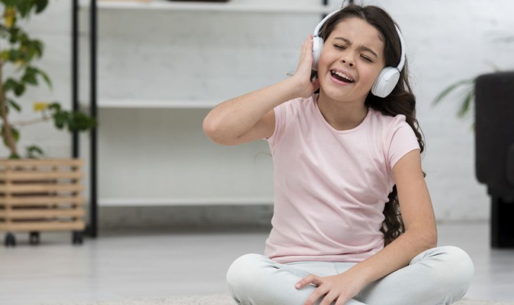 Βλάπτουν τα ακουστικά την υγεία των παιδιών; Τα 4 "SOS" για τους γονείς ώστε να τα προστατέψουν!
