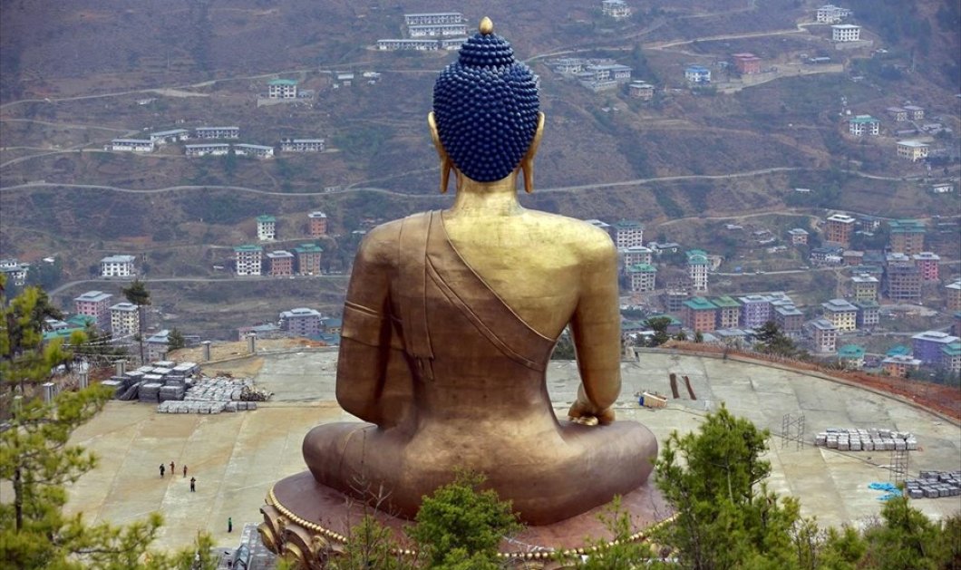 Το επιβλητικό άγαλμα του Βούδα Ντορένμα δεσπόζει πάνω από την πόλη Θίμφου, στο Μπουτάν - REUTERS / CATHAL MCNAUGHTON 