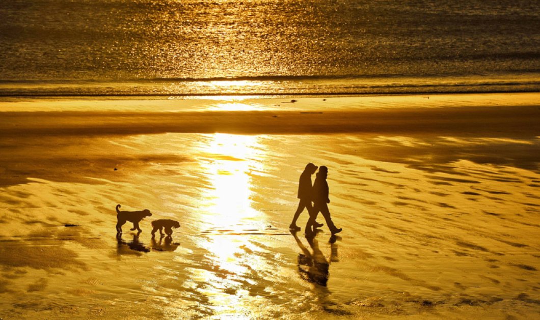 Ο ήλιος ανατέλλει στην παραλία του Seaburn, στην Βόρεια Αγγλία, πλάι στη Βόρεια Θάλασσα - Picture: Paul Kingston / NNP  
