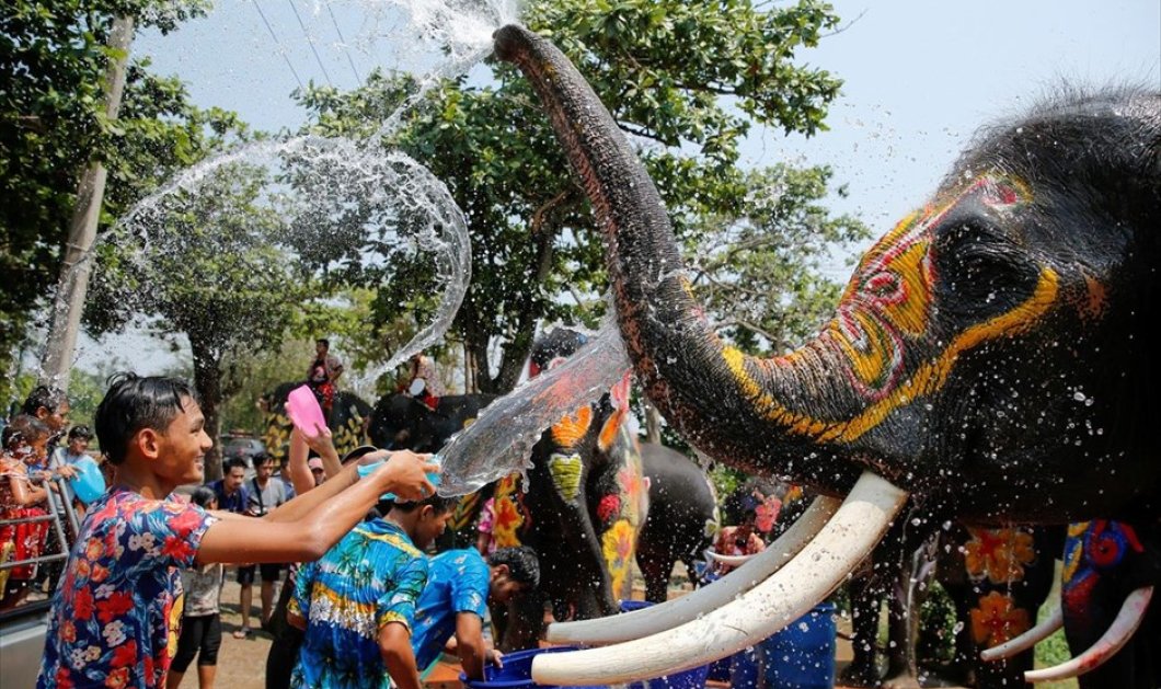Aγόρι και ελέφαντας παίζουν με το νερό, στο Φεστιβάλ νερού Songkran της Ταϊλάνδης - REUTERS / JORGE SILVA 