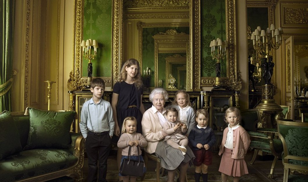 God save the Queen! Η Ελισάβετ φωτογραφίζεται με εγγόνια & δισέγγονα για τα 90στα της γενέθλια.