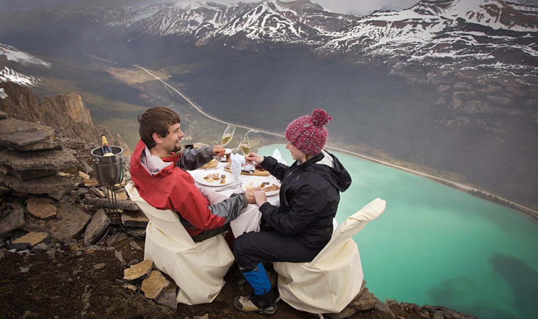 6/2/2015 - Θέλετε έναν μοναδικό τρόπο για να δείξετε τον έρωτα σας; Ρομαντικό δείπνο μετά από 2,5 ώρες αναρρίχηση στα βουνά του Καναδά! Picture: Paul Zizka/MediaDrum