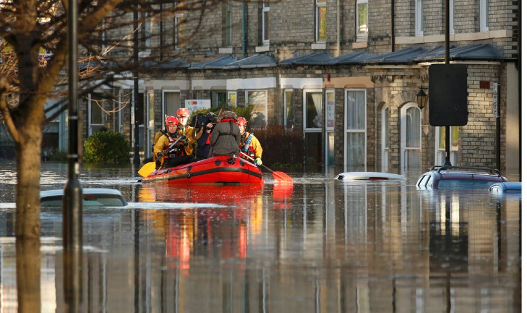Δεν πρόκειται για βαρκάδα σε κάποιο από τα ποτάμια της Βρετανίας, αλλά για επιχείρηση διάσωσης στους δρόμους του Υοrk, μετά τις καταρρακτώδες βροχές που "βύθισαν" το Σάββατο τη χώρα. Picture: REUTERS/Phil Noble