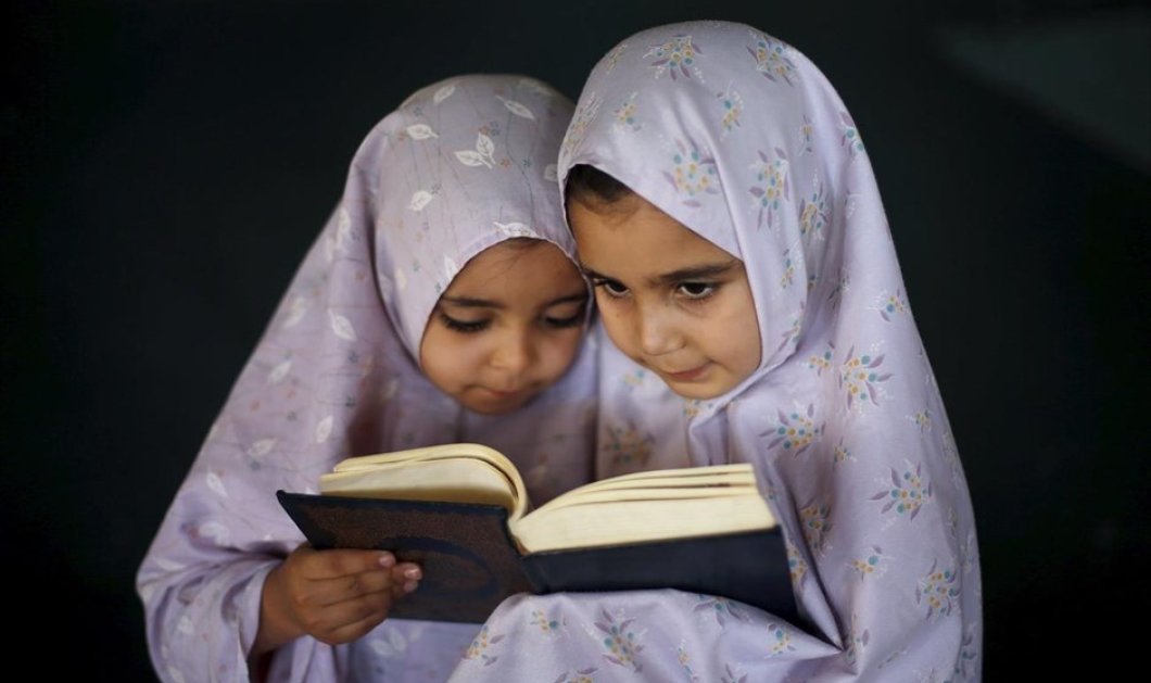 10/6/2015 - Δύο μικρά κορίτσια διαβάζουν το Κοράνι, κατά τη διάρκεια μαθήματος αποστήθισης του Κορανίου, σε ένα τέμενος στην πόλη της Γάζας - REUTERS / MOHAMMED SALEM