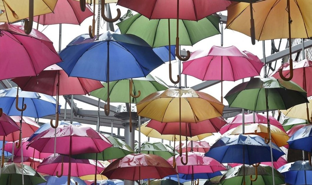 Γλυπτό από ομπρέλες στο κέντρο του Λονδίνου κατά τη διάρκεια μίας βροχερής ημέρας στην βρετανική πρωτεύουσα - Picture: REUTERS / TOBY MELVILLE