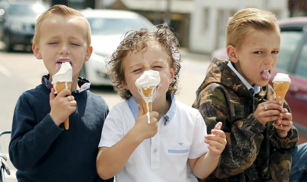 6/6/15: 3 απίθανοι πιτσιρικάδες απολαμβάνουν τα λιωμένα παγωτά τους! Φωτό: REUTERS/Phil Noble