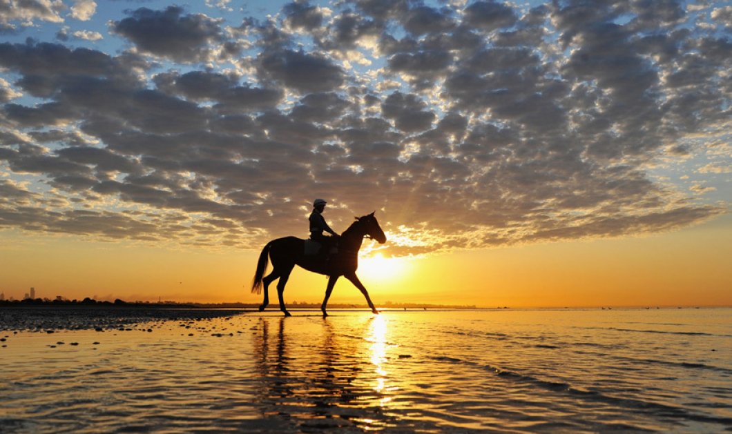 5/10/2015 - Η ανατολή του ήλιου στην παραλία Altona της Μελβούρνης - Picture: Vince Caligiuri/Getty Images