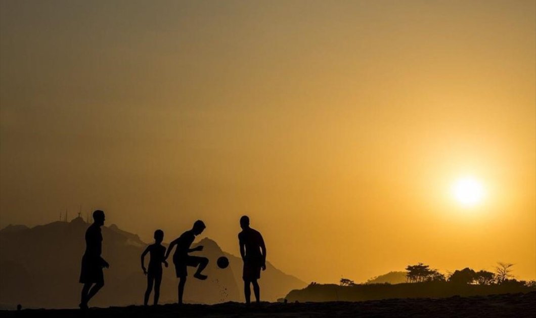 Τέσσερα αγόρια παίζουν ποδόσφαιρο σε παραλία του Ρίο ντε Τζανέιρο - Picture: EPA / ANTONIO LACERDA