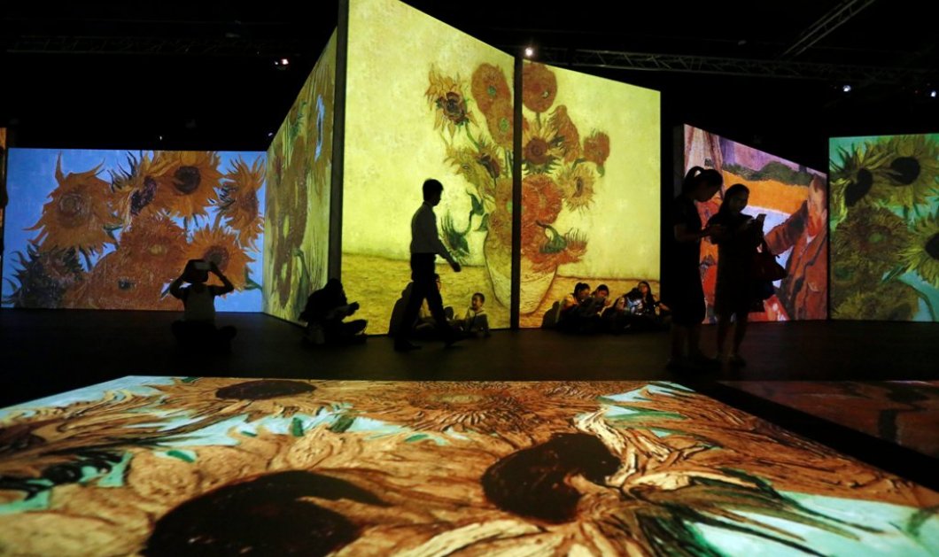 9/9/2015 -   Τα πιο διάσημα ηλιοτρόπια στην έκθεση «Βαν Γκονγκ ζωντανός» στο Πεκίνο με έργα του διάσημου Ολλανδού ζωγράφου - Photo/China.com.cn