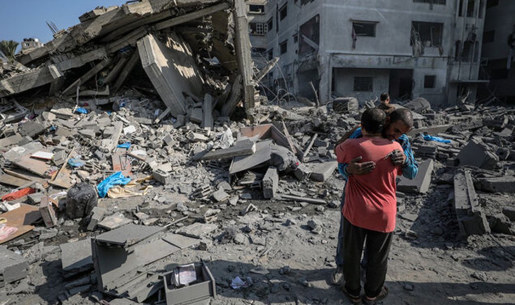 Φωτό ημέρας η αγκαλιά στα ερείπια της Γάζας EPA/MOHAMMED SABER