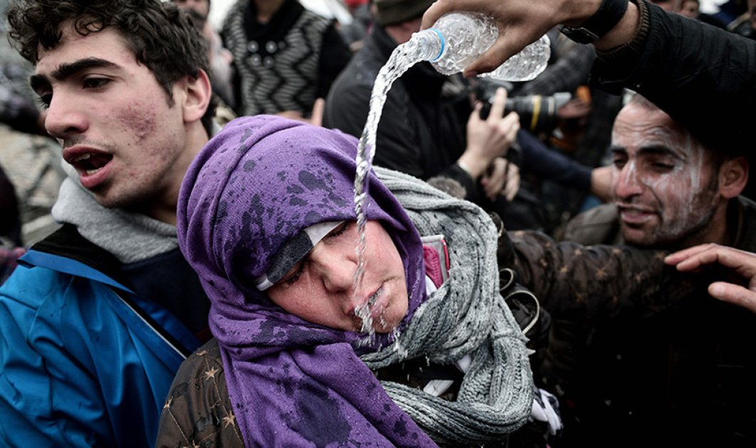 Εξαντλημένη η πρόσφυγας στα σύνορα μας αποκαμωμένη και διψασμένη  - Picture: AFP / LOUISA GOULIAMAKI 