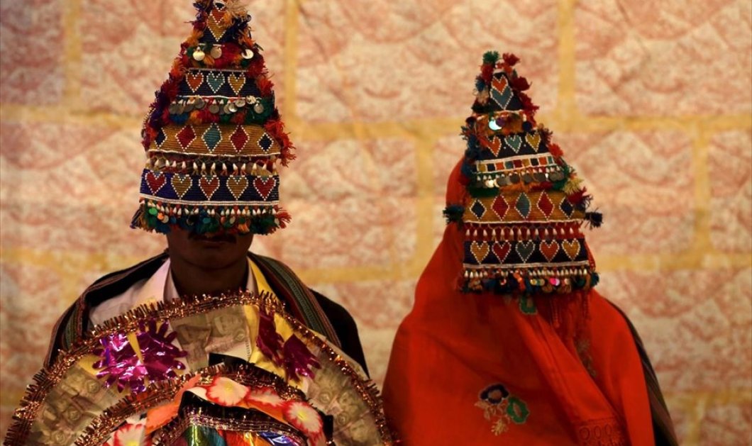  Μαζική γαμήλια τελετή στο Πακιστάν – 60 ζευγάρια με χειροποίητες παραδοσιακές καρδιές  - Picture: REUTERS / AKHTAR SOOMRO