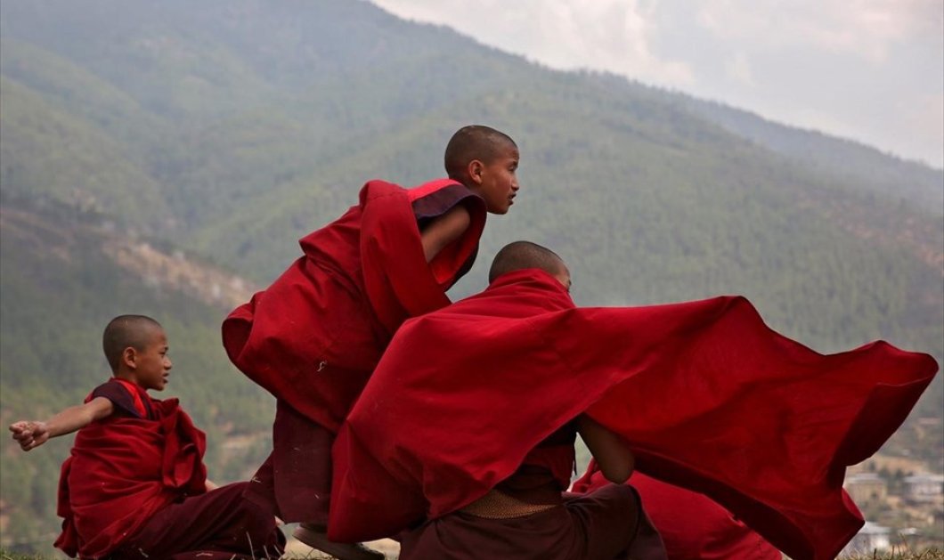 Νεαροί μοναχοί κάνουν ένα διάλειμμα από τις σπουδές τους στον ναό του Μπουτάν: Picture: REUTERS / CATHAL MCNAUGHTON
