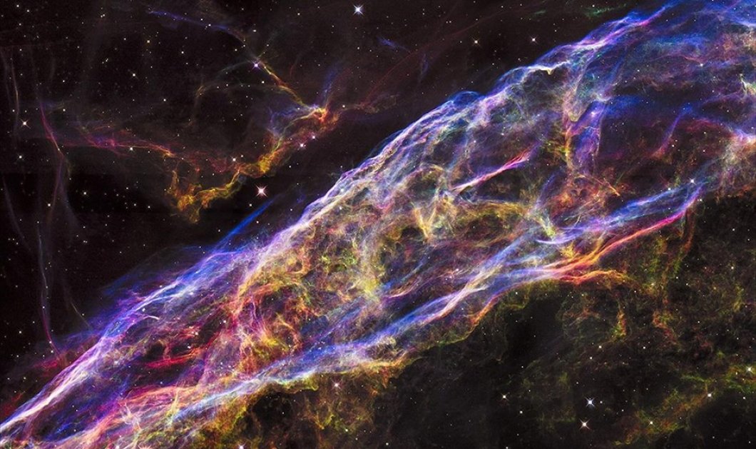 25/9/2015 - Κομμάτι του Νεφελώματος της Δαντέλας (Veil Nebula) συνέλαβε το τηλεσκόπιο Χαμπλ & έδωσε σήμερα στη δημοσιότητα η NASA - REUTERS / NASA
