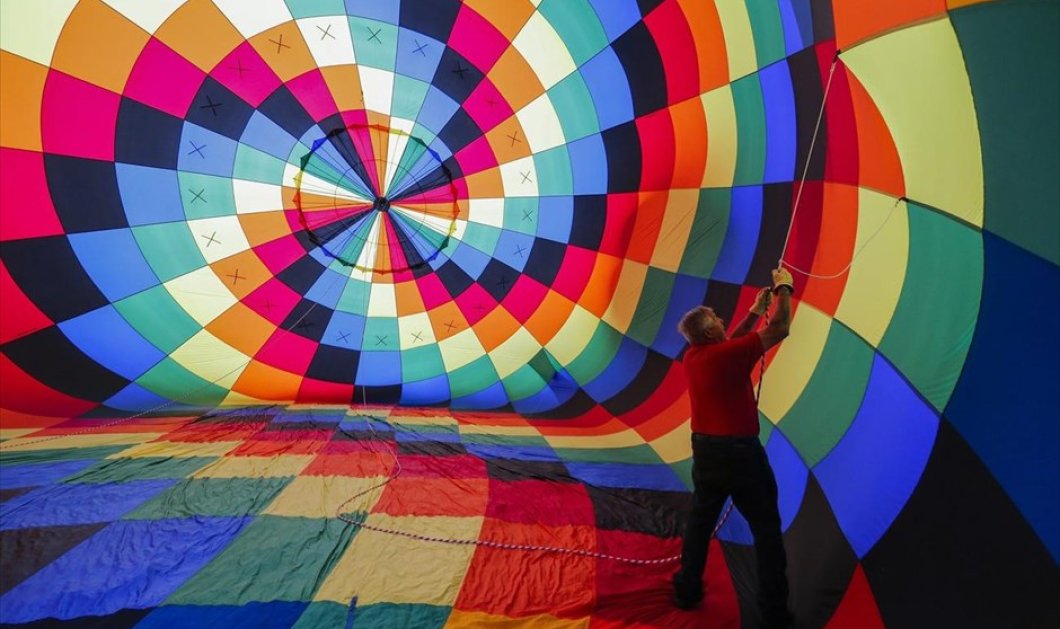 Στιγμιότυπο γεμάτο χρώματα από τον διαγωνισμό για αερόστατα στην Τζόρτζια των ΗΠΑ - EPA / ERIK S. LESSER