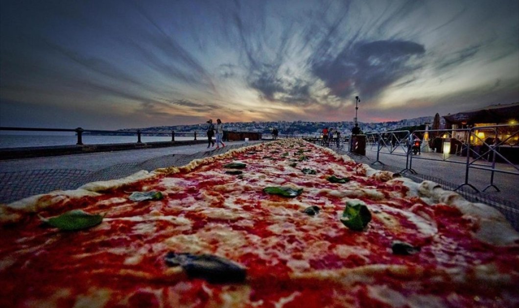 Νάπολη: Εντυπωσιακή τεράστια πίτσα μήκους δύο χιλιομέτρων  - Picture: EPA / CIRO FUSCO