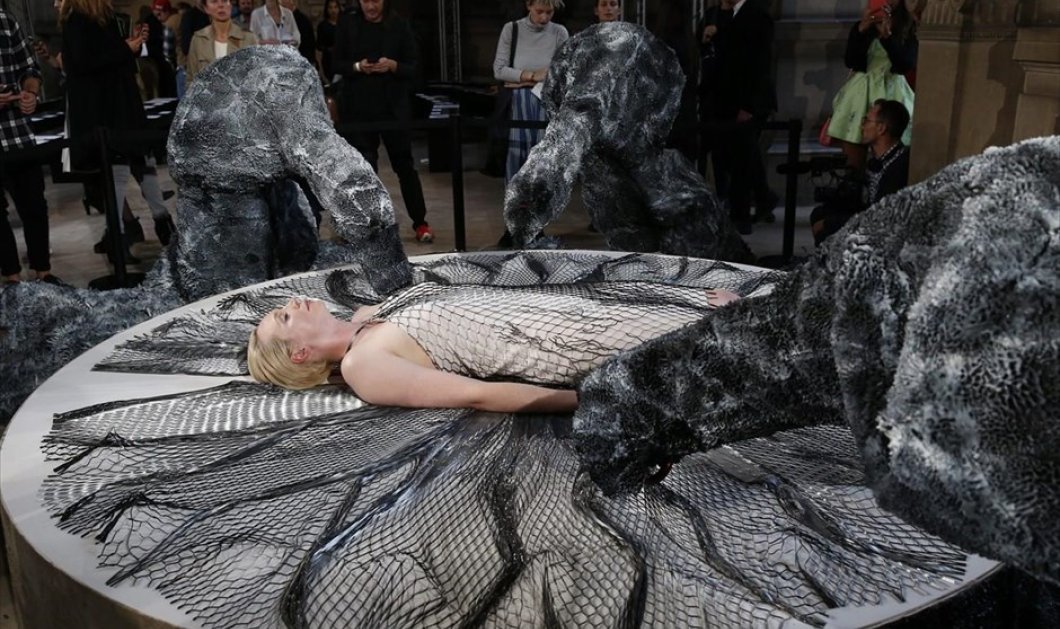 8/10/2015 - Η ηθοποιός Γκουέντολιν Κρίστι παρουσιάζει δημιουργία της κολεξιόν Άνοιξη/Καλοκαίρι 2016 της σχεδιάστριας Ίρις Βαν Χέρπεν στο Παρίσι - REUTERS / BENOIT TESSIER