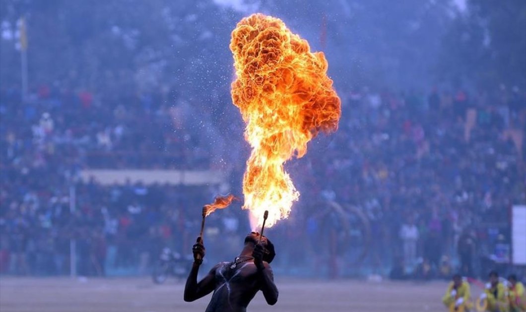 «Παιχνίδια» με τη φωτιά: Άντρας βγάζει φλόγες από το στόμα του στο  στο Γιαμού: Picture: EPA / JAIPAL SINGH 