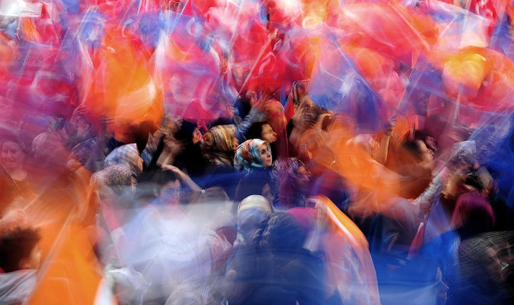 3/6/2015 - Με πολυχρωμία & μαντίλες κάνουν προεκλογική εκστρατεία στη Τουρκία οι οπαδοί του Ρετζέπ Ταγίπ Ερντογάν - Picture: Ozan Kose/AFP/Getty Images