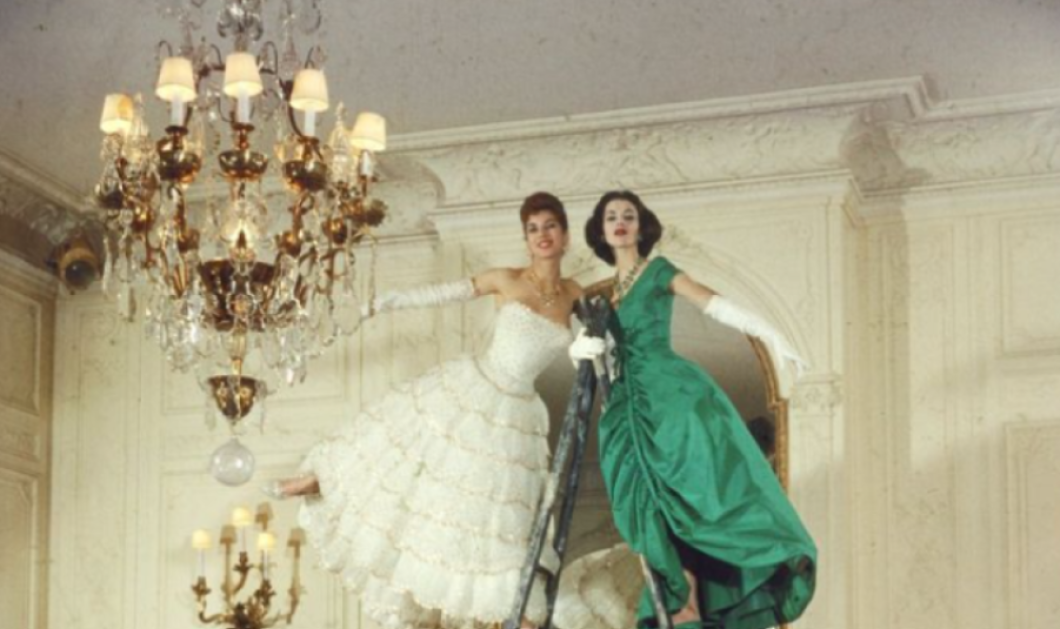 Φωτογραφία ημέρας: Δύο μοντέλα με φορέματα σχεδιασμένα από τον Christian Dior, το 1957 - instagram/life
