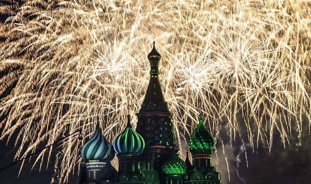 Πυροτεχνήματα εκρήγνυνται πάνω από τον ναό του Αγίου Βασιλείου στην Κόκκινη Πλατεία της Μόσχας - Picture: REUTERS/Maxim Shemetov 