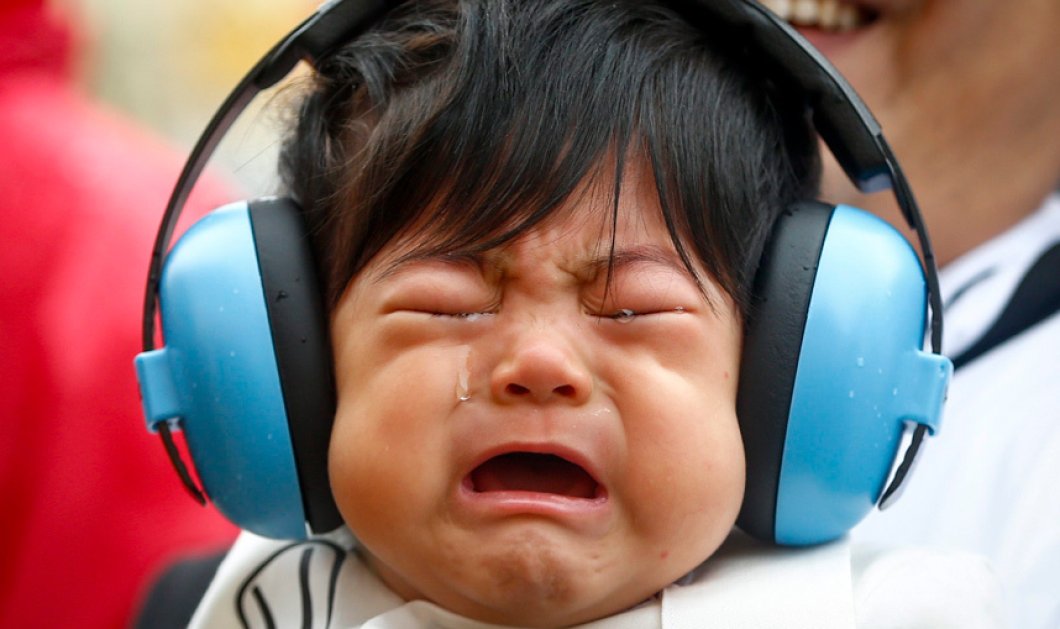 Το καημένο το μωρό υποφέρει από τον θόρυβο της Formula 1 & κλαίει γοερά - Picture: EPA/DIEGO AZUBEL   