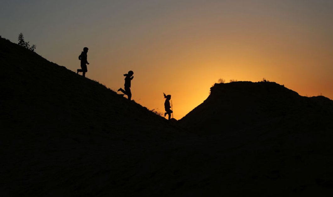 Παιδιά Παλαιστίνιων Βεδουίνων τρέχουν πάνω σε λόφο στην πόλη της Γάζας - Picture: AFP/Getty Images