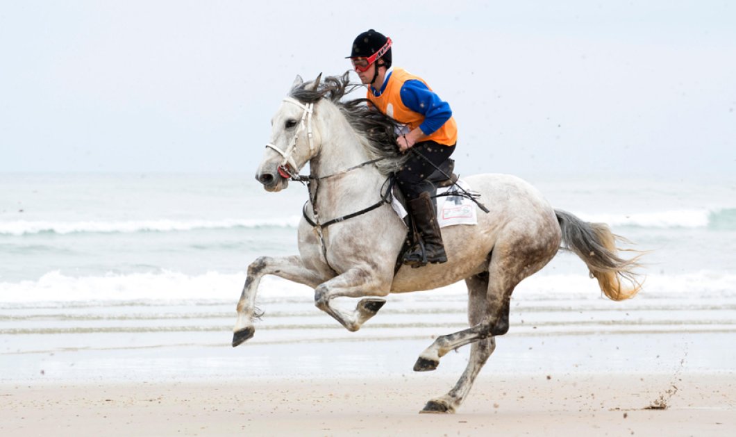 Φώτο ημέρας: Ο Pablo Vazquez με το άλογο του κατά τη διάρκεια αγώνα στην Ισπανία - Picture: David Gato/Alamy News 