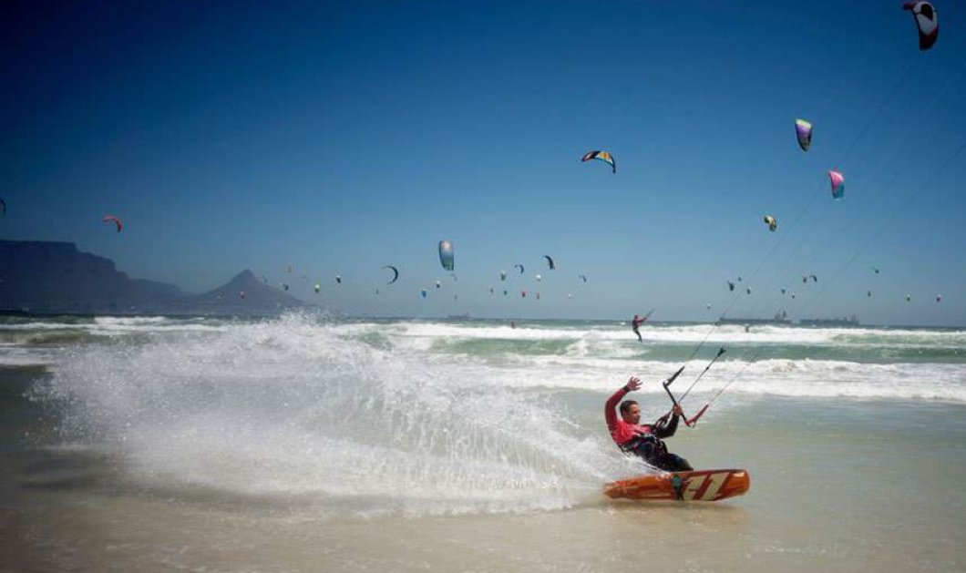 Μοναδικό κλικ από πρωταθλητές του kite surfing στο Cape Town της Νοτίου Αφρικής μας φέρνει το καλοκαίρι - Picture: AFP/Getty Images