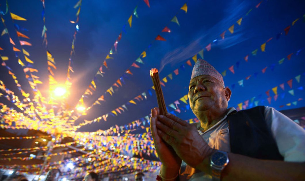 Η στιγμή της προσευχής μπροστά από ένα φοβερό θέαμα στο φεστιβάλ Bhimsen Jatra - Picture: PRAKASH MATHEMA/AFP